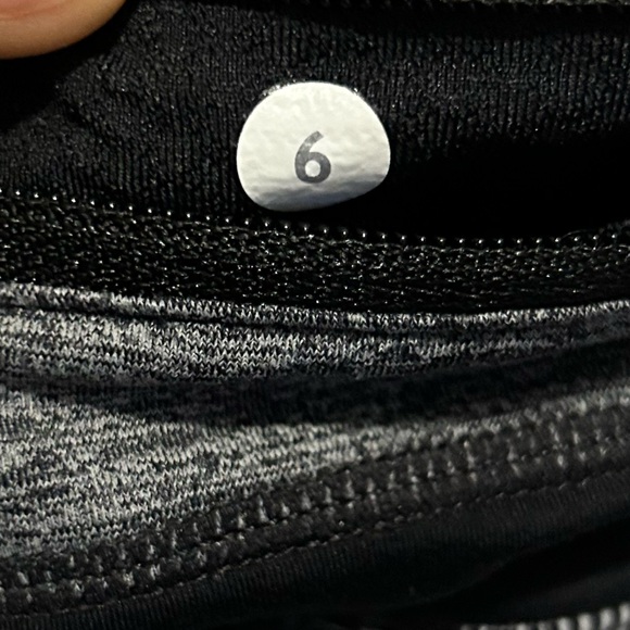 Lululemon tiedye 4” Groovy Run Shorts size 6 - Picture 4 of 4